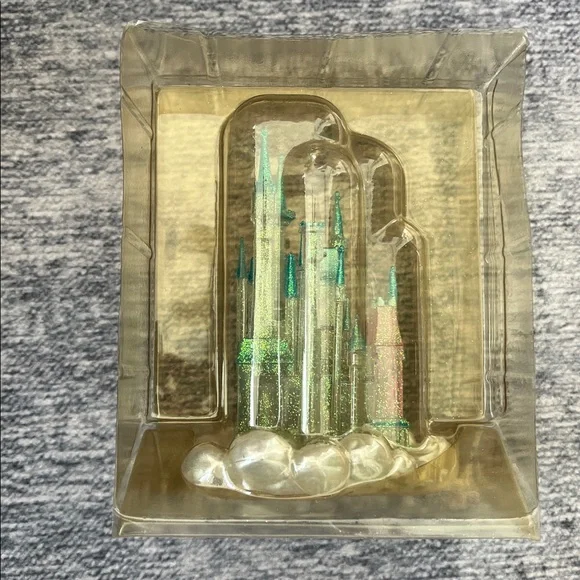 2001 Hallmark Disney Cinderella’s Castle Special Lighting Effect Ornament - Picture 3 of 4